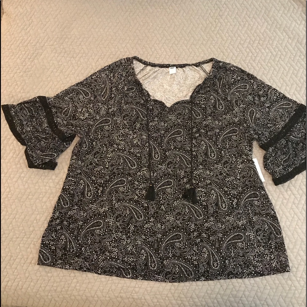 XXL Old Navy Black and White Top